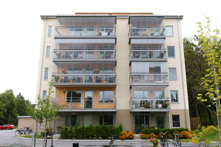 balkongrutan inglasning åt brf skogsgläntan i västerås