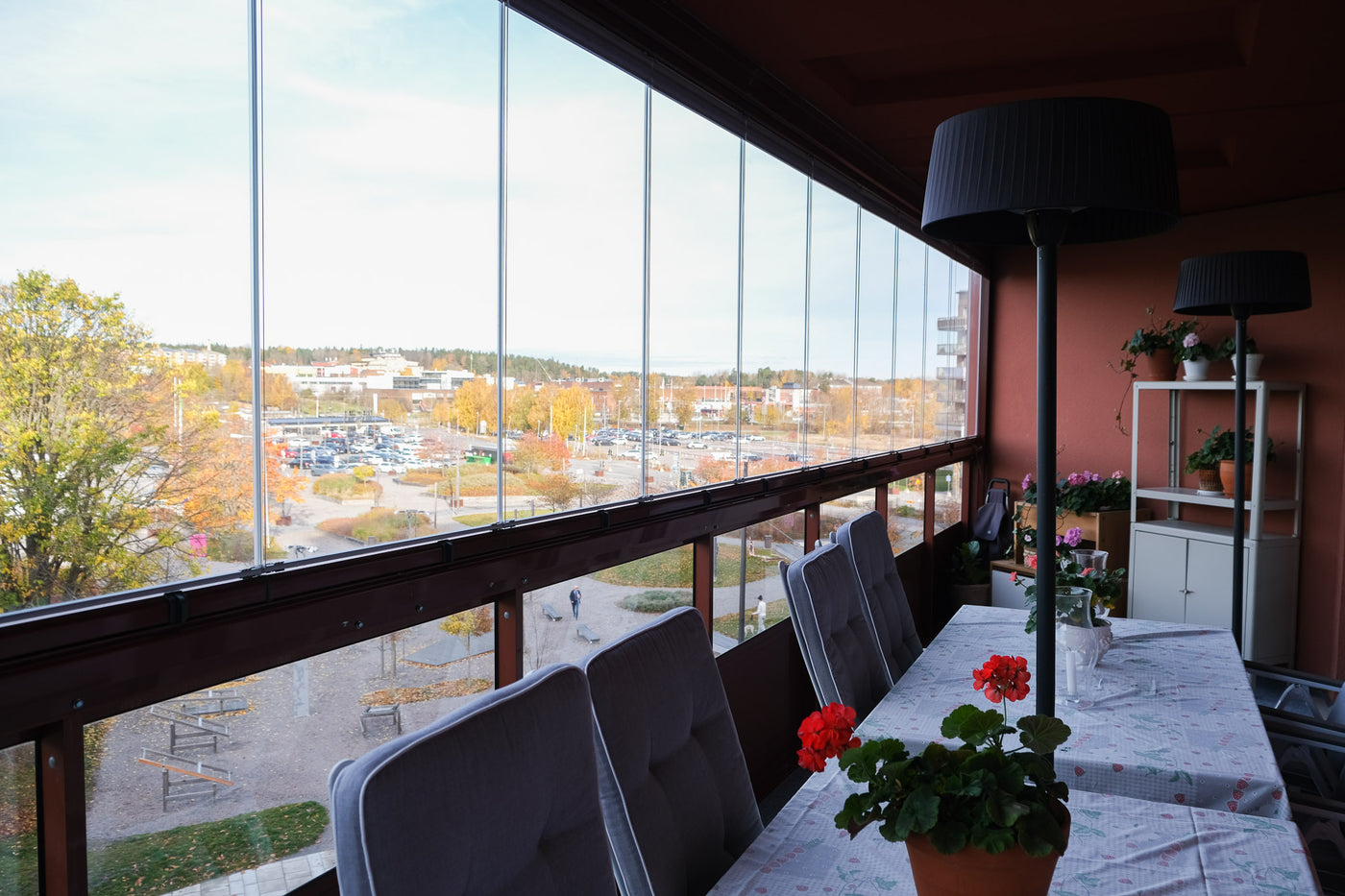 balkongrutan inglasad balkong med delat system på befintligt glasräcke