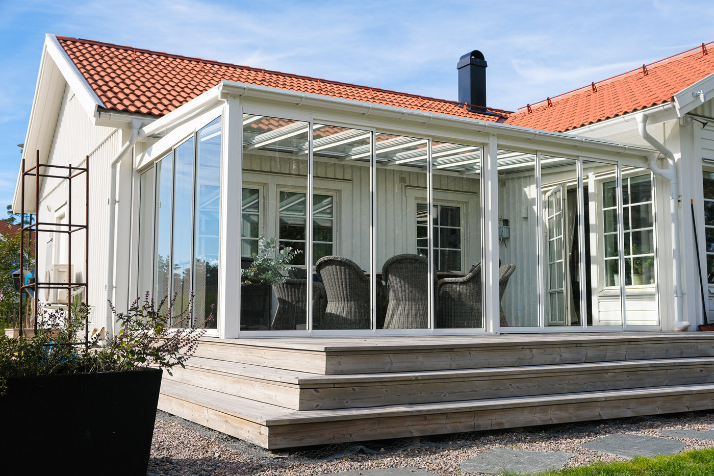 Balkongrutan inglasat uterum i upplands bro skjutsystem med ramar och glastak.