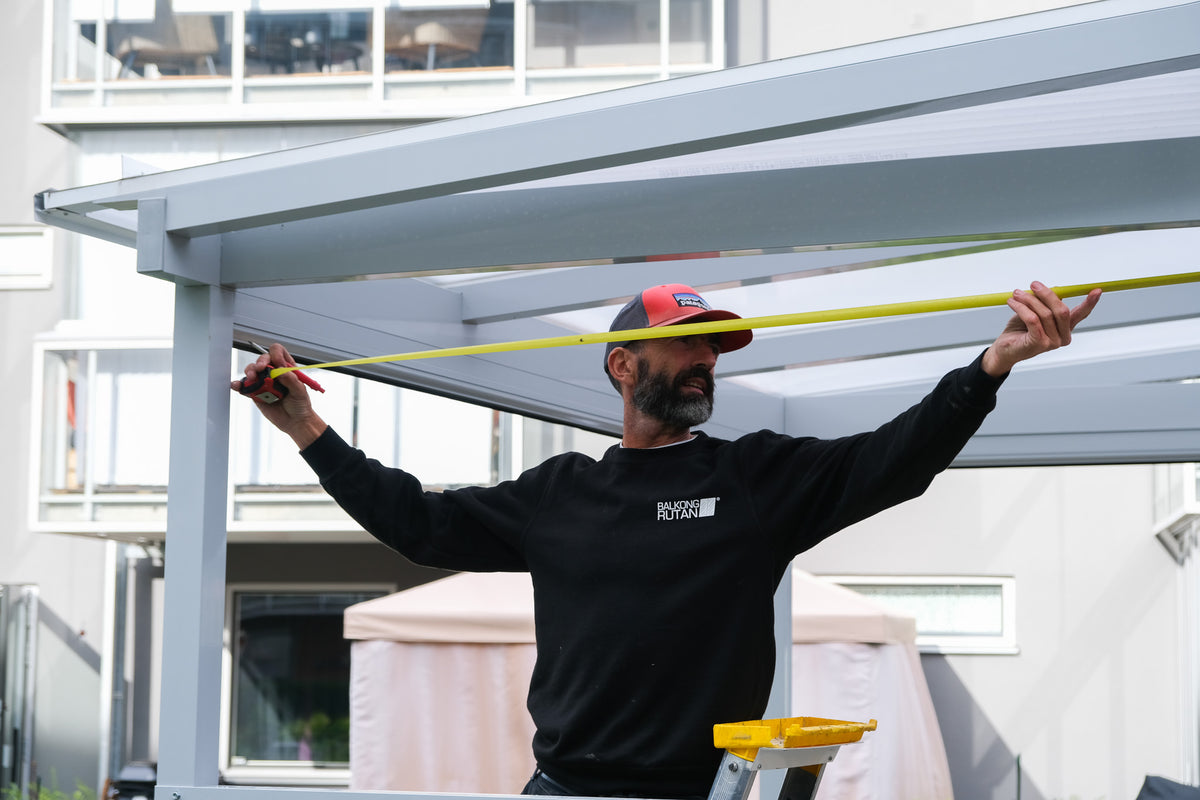 balkongrutan montör installation av tak inför kommande inglasning av uteplats