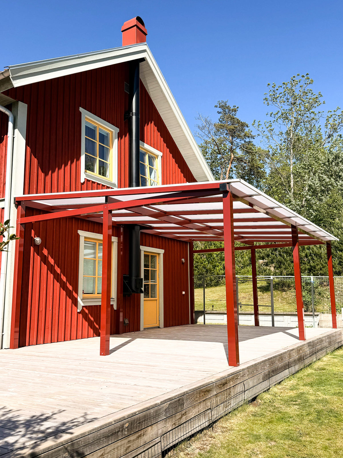 balkongrutan tak av kanalplast rött till uteplats