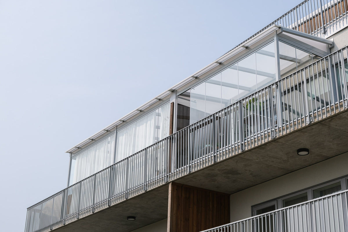 takkonstruktion av kanalplast samt inglasning av takterass på visby i gotland av balkongrutan